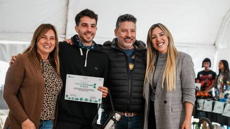 Gustavo Menéndez encabezó un reconocimiento a atletas junto a Karina Menéndez y Roxana Monzón. Foto: Twitter.