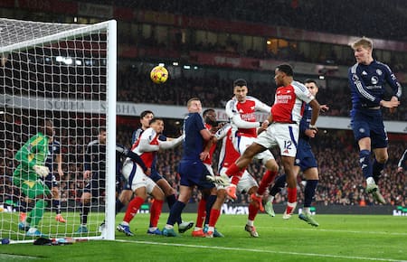 La pelota parada del Arsenal. Foto: Reuters.