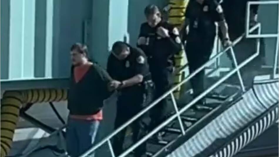 Detención del hombre que quiso abrir la puerta de emergencia de un avión en pleno vuelo.