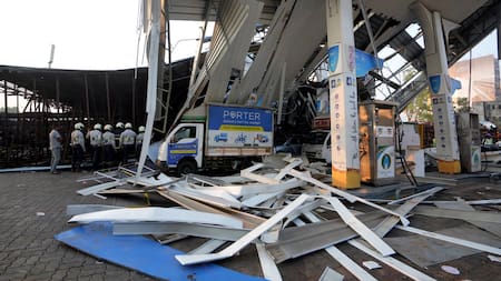 Caída de un enorme cartel publicitario en India. Foto: Reuters.