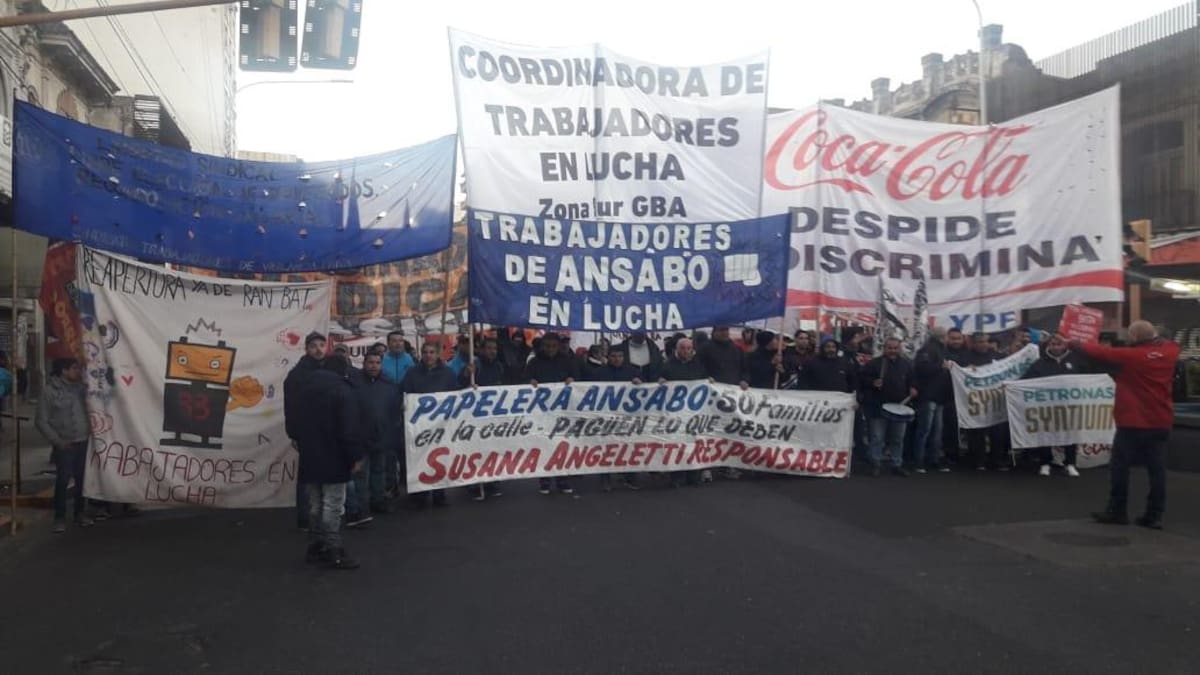 Trabajadores despedidos cortan el Puente Pueyrredón
