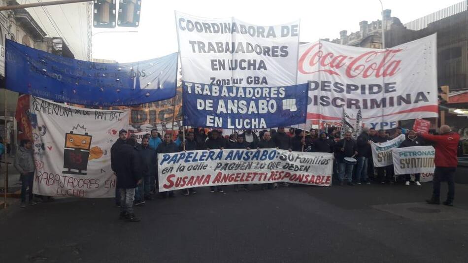 Trabajadores despedidos cortan el Puente Pueyrredón