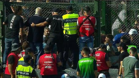 Incidentes entre hincha en el partido Sarmiento - Boca. Foto: Captura de TV.
