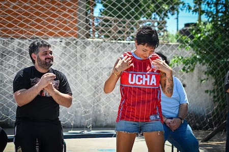 Visita de Mayra Mendoza, Facundo Tignanelli y Juan Debandi al club de Tres de Febrero que recibió una boleta de luz de un millón de pesos.