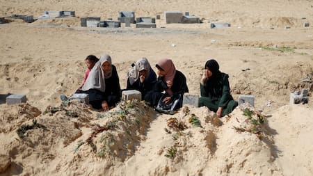 Palestinos en un improvisado cementerio en Rafah. Foto: Reuters.