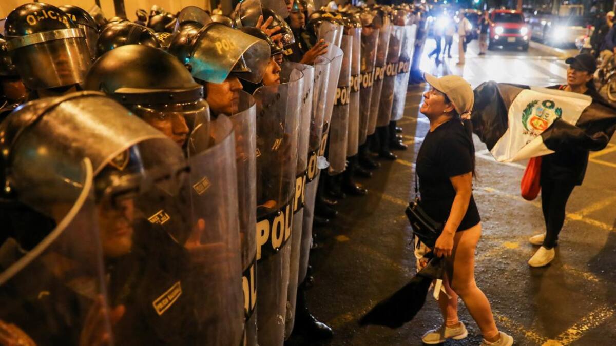 Manifestantes peruanos enfrentándose con la Policía_ Reuters