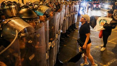 Manifestantes peruanos enfrentándose con la Policía_ Reuters