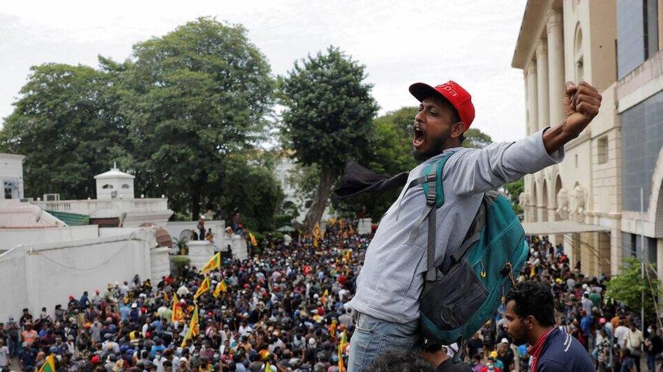 Manifestantes tomaron la residencia presidencial en Colombo, la capiral de Sri Lanka. Foto: EFE.