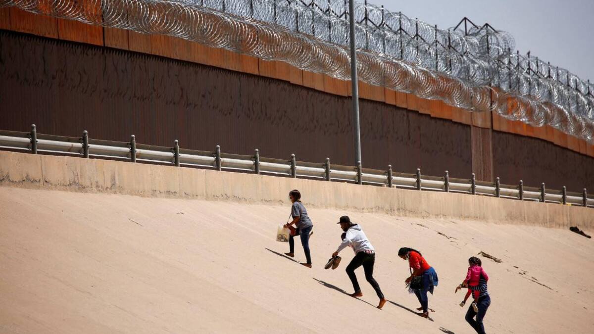 Migrantes mexicanos en frontera con EE.UU.
