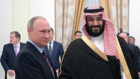 El príncipe Mohammed bin Salman (d) saluda al presidente ruso Vladímir Putin, EFE