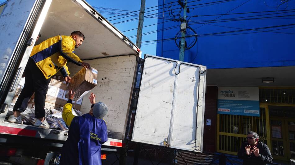 Reparto de las urnas que se usarán en las elecciones las PASO 2023. Foto: Télam.