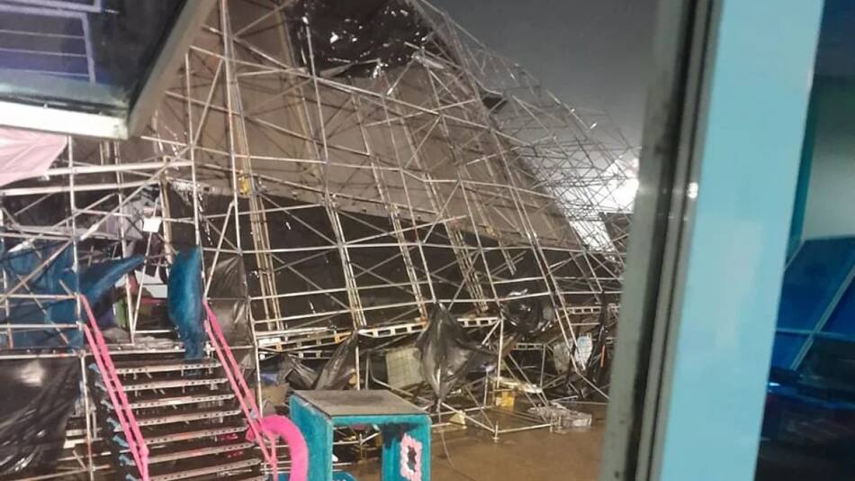 Se derrumbó el escenario de la Bresh por el fuerte temporal. Foto: NA.