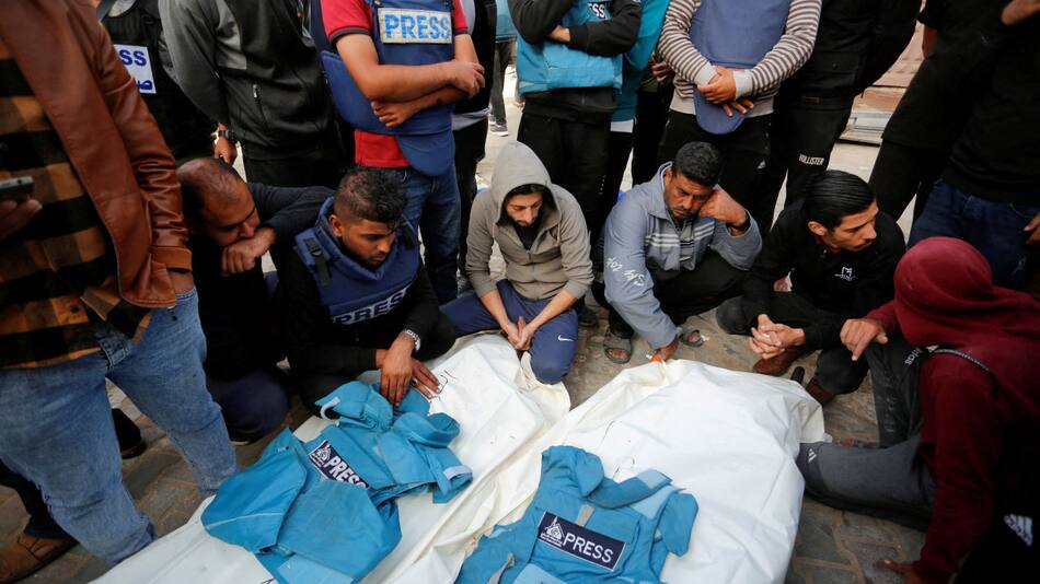 Palestinos lloran a los periodistas locales Hassouna Sleem y Sary Mansour, que murieron en un ataque israelí contra una casa. Reuters.