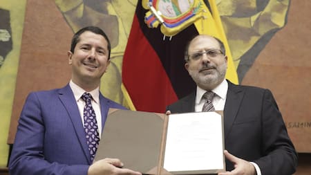 Reconocimiento de la Asamblea Nacional de Ecuador al periodista e canal de TV atacado por grupo armado. Foto: EFE.