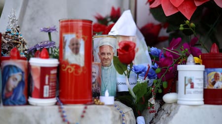 Fieles piden por la salud del papa Francisco. Foto: Reuters/Alkis Konstantinidis