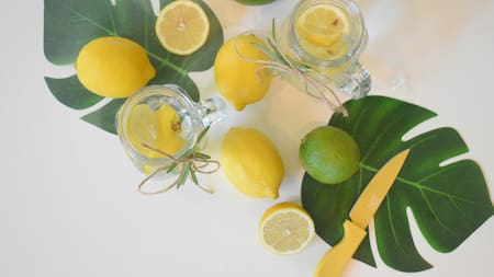 Consumir agua con limón puede tener múltiples beneficios para la salud. Foto Unsplash.