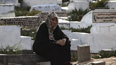 Palestinos visitan tumbas en la Franja de Gaza. Foto: EFE.