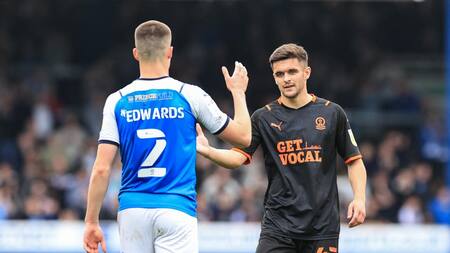 Jake Daniels, futbolista del Blackpool. Foto: REUTERS.