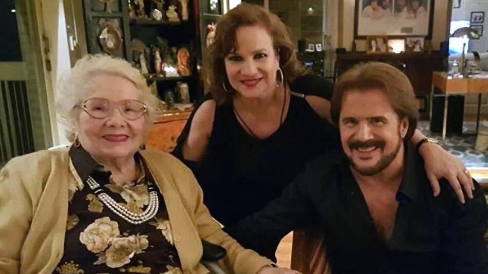 Los Pimpinela junto a su mamá, María