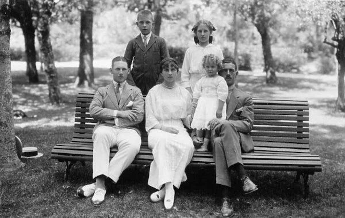 Alejandro I junto a su familia real alrededor de 1915-1920.
