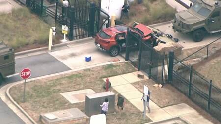 Un auto impactó contra la puerta de ingreso de la sede del FBI en Atlanta. Foto: Captura Reuters.