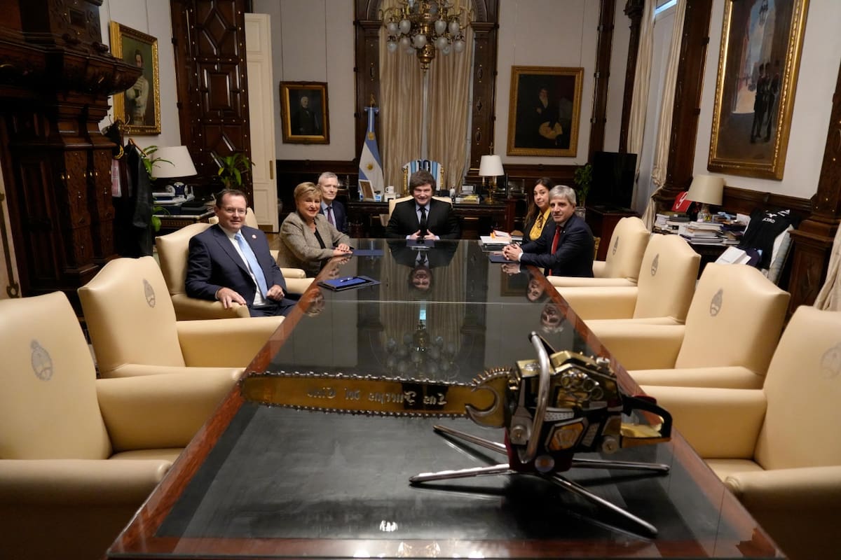 El presidente Javier Milei, junto al Ministro de Economía, Luis Caputo, recibió en Casa Rosada a la Directora Gerente del Fondo Monetario Internacional (FMI), Kristalina Georgieva, y al Director del Departamento del Hemisferio Occidental del organismo, Nigel Chalk.