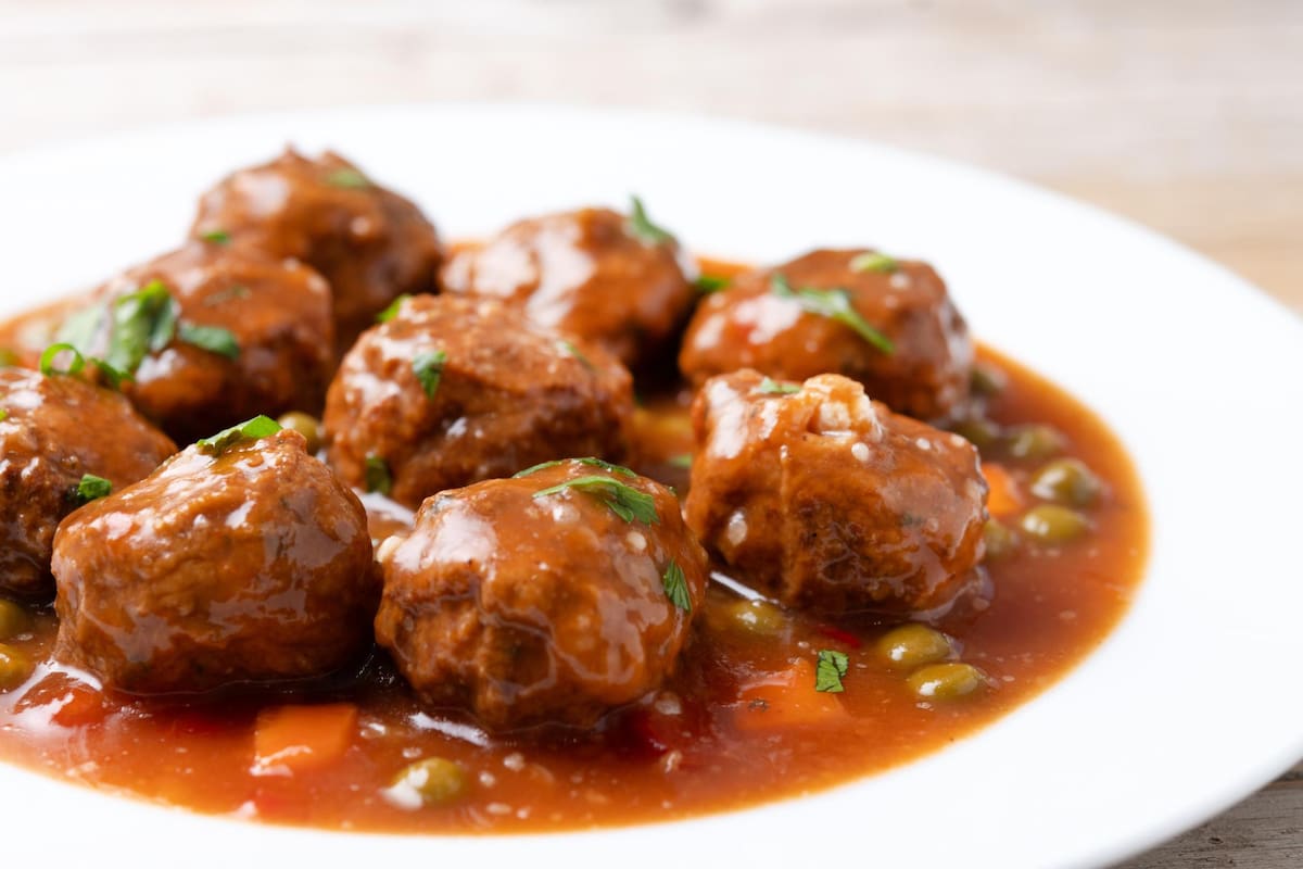 Plato con albóndigas en salsa de tomate