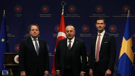 El comisario europeo, Oliver Varhelyi, el ministro de Exteriores de Turquía, Mevlut Cavusoglu, y el ministro de Cooperación Internacional para el Desarrollo de Suecia, Johan Forssell. Foto EFE.