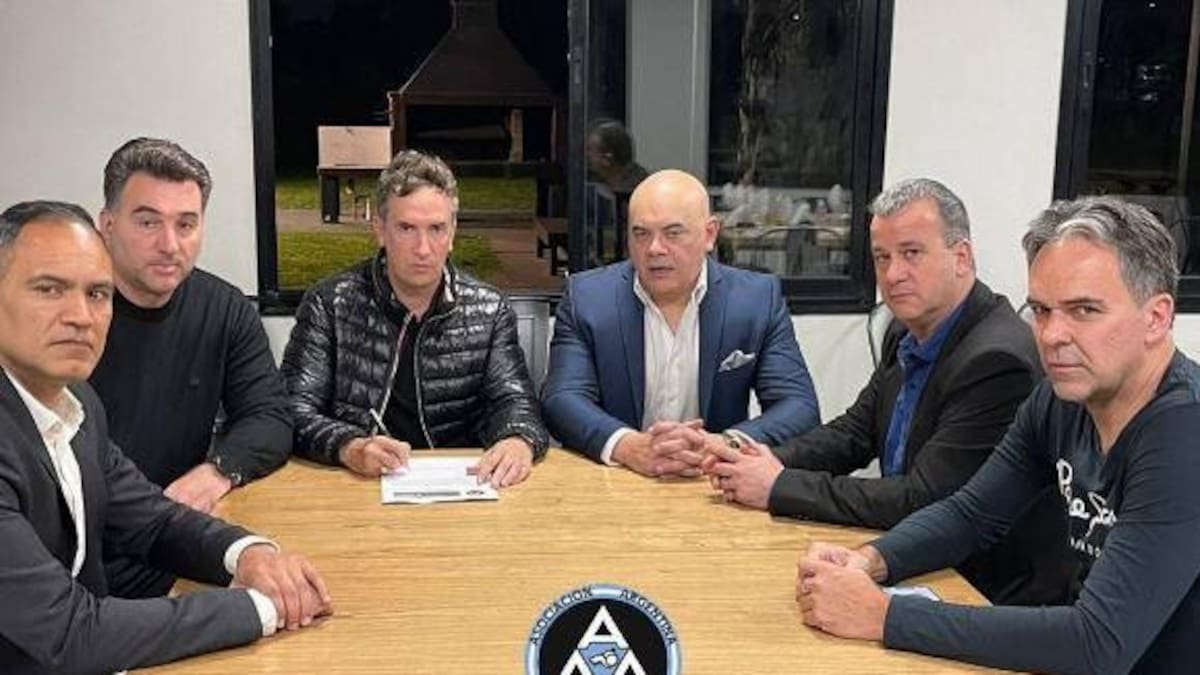 Federico Beligoy junto al gremio de árbitros. Foto: @aaaprensa