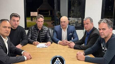 Federico Beligoy junto al gremio de árbitros. Foto: @aaaprensa