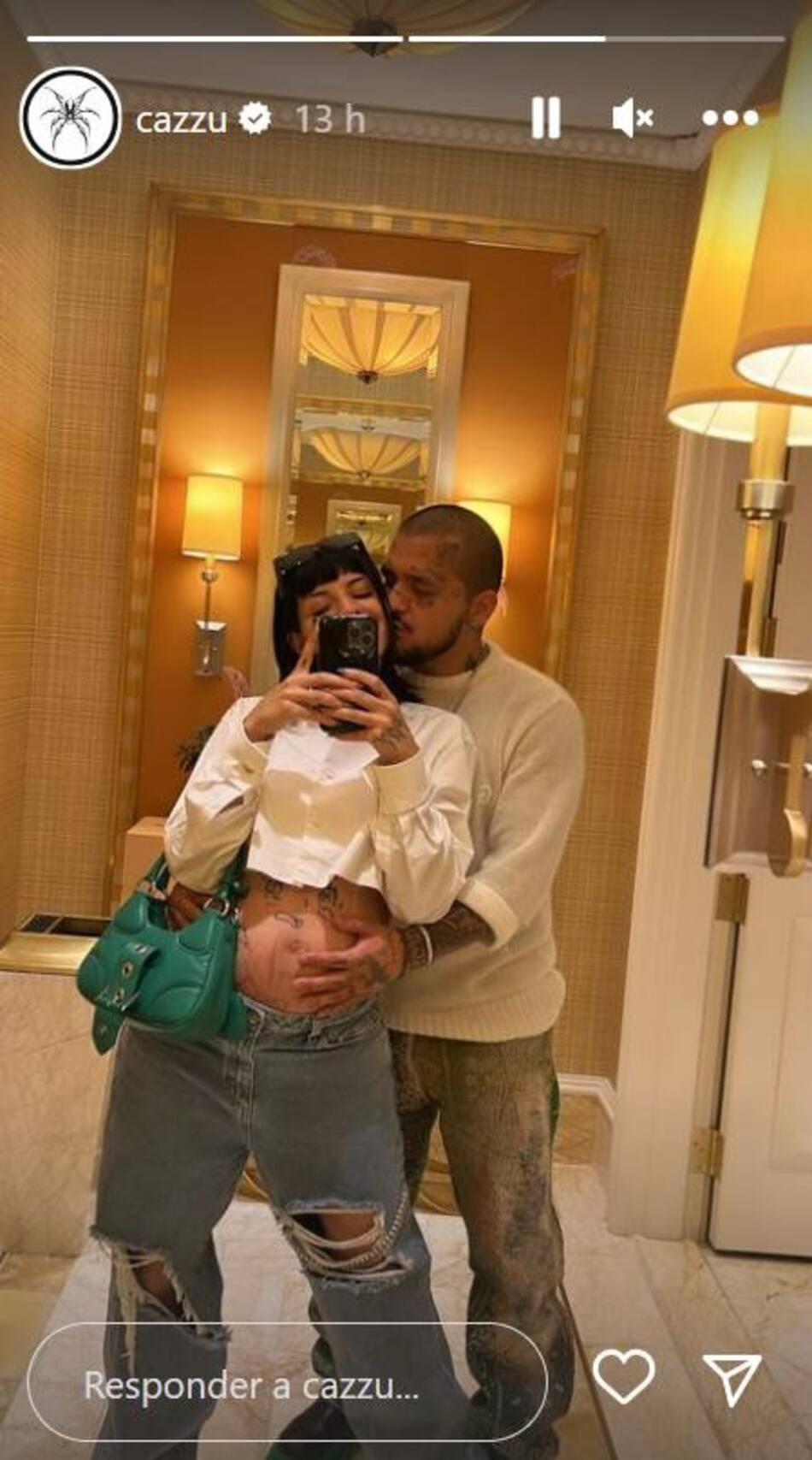 Cazzu posó, junto a su novio, mostrando la pancita. Foto: Instagram/cazzu