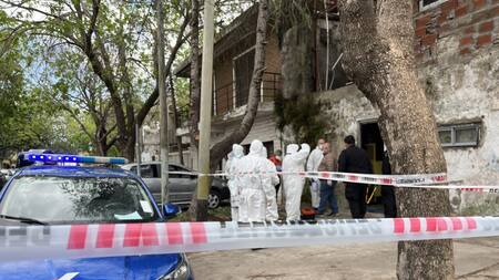 El operativo en la pensión rosarina. Foto: Twitter @lorisarroyo