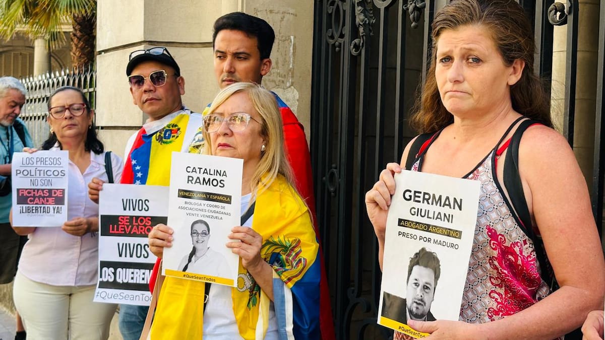 Con banderas y carteles con las fotografías de los presos políticos, los manifestantes exigieron que se cumplan las liberaciones prometidas por el régimen venezolano hace dos semanas.