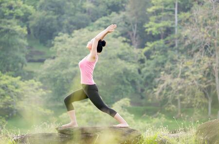 Una mujer practicando yoga. Alamy