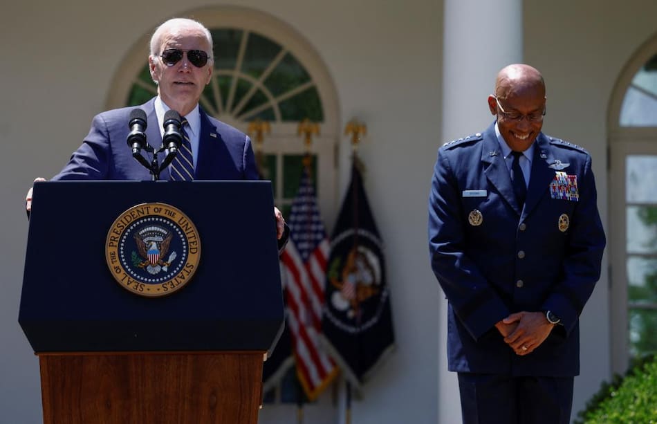 Joe Biden junto a Charles Brown Jr. Foto: REUTERS.