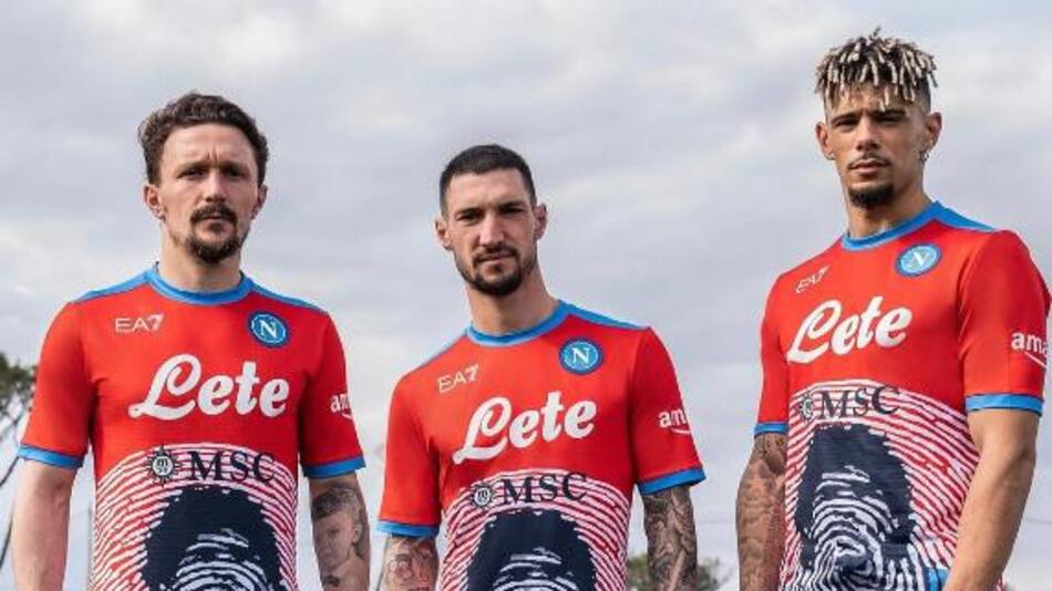 Nueva camiseta de Napoli en homenaje a Maradona
