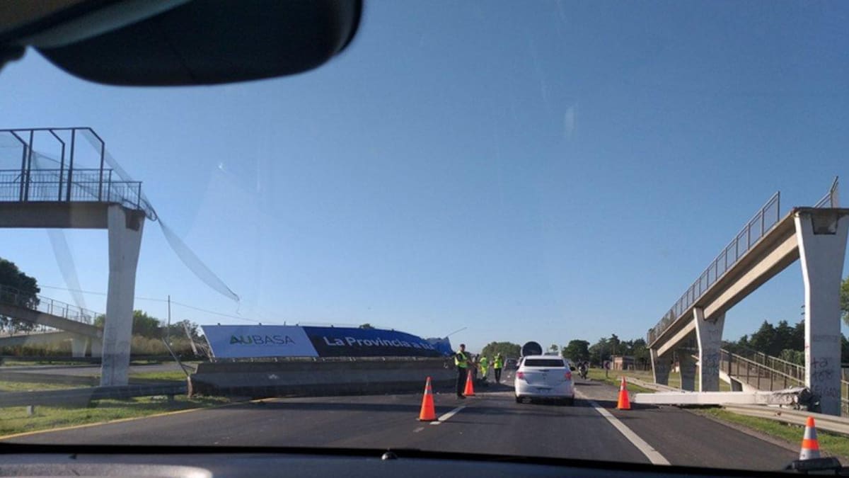 Pudo ser una tragedia: se derrumbó puente peatonal en la ruta 2, mano a Mar del Plata