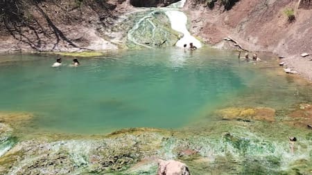 Paraíso único: las increíbles termas de aguas turquesas en el norte argentino a las que solo se llega caminando
