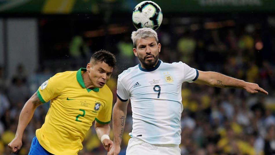 El travesaño salvó a Brasil: el gran cabezazo de Agüero no quiso entrar, REUTERS