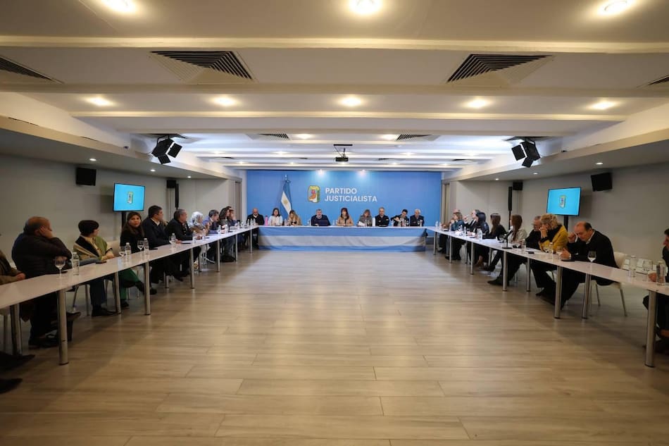 Cristina Kirchner se reunió con el bloque de Senadores en la sede del PJ Nacional.