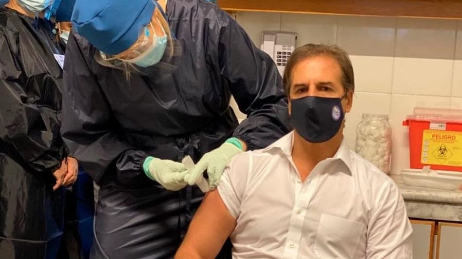 Luis Lacalle Pou, presidente de Uruguay, vacunación contra coronavirus, foto Twitter Luis Lacalle Pou
