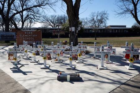 Homenaje a la víctimas del tiroteo en una escuela de Uvalde, Texas. Foto: Reuters