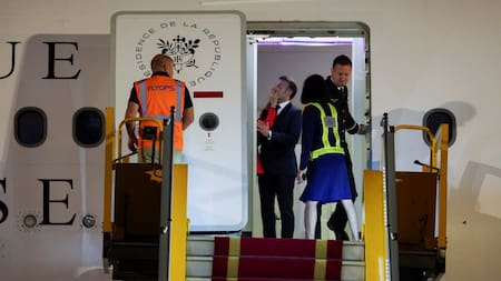 Escándalo en Francia: Emmanuel Macron negó que su esposa Brigitte le haya pegado y afirmó que estaban "bromeando"