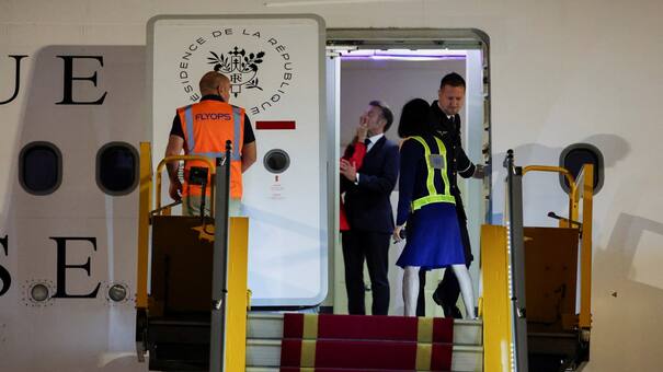 Escándalo en Francia: Emmanuel Macron negó que su esposa Brigitte le haya pegado y afirmó que estaban "bromeando"