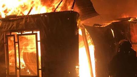 Los nenes quedaron atrapados en la parte alta de la vivienda Gentileza Twitter/@LPNoticias24