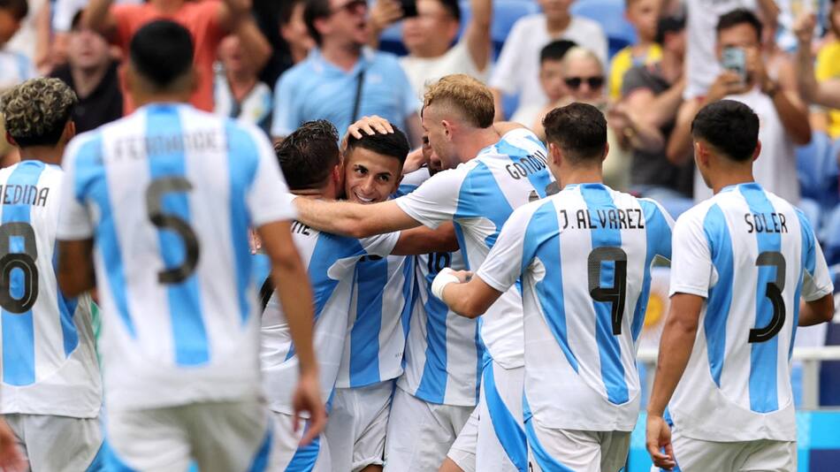 Argentina ganó y se aseguró el pase a los cuartos de final de París 2024. Foto: Reuters.