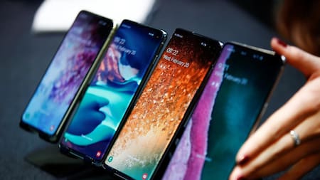 Samsung Galaxy Fold y Galaxy S10 (Reuters)