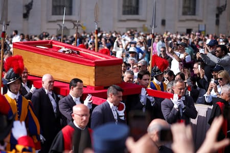 Traslado del cuerpo del papa Francisco a la basílica de San Pedro. Foto: REUTERS/Carlos Barria.