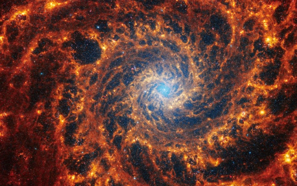 La galaxia espiral NGC 628, capturada desde el Telescopio James Webb. Foto: Reuters.