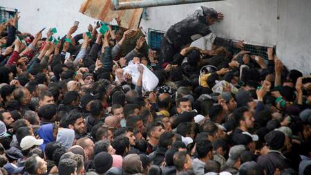 Palestinos en Rafah, al sur de Gaza, pidiendo comida. Foto: Reuters.